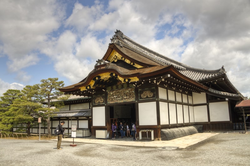 With Japan Youth Travel, discover the legendary nightingale floors and shogun’s residence at Nijo Castle.